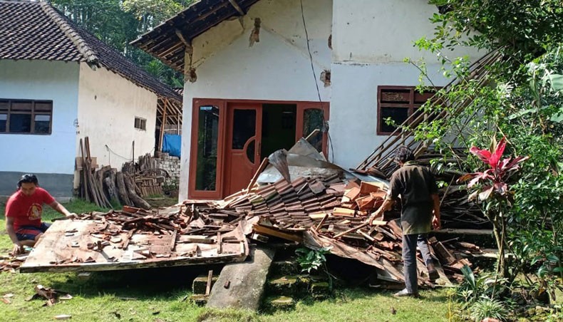 7 killed after 6.0 magnitude quake rocks Indonesia